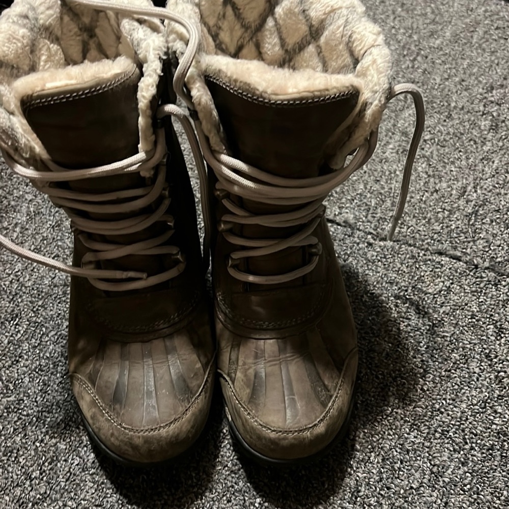 I sell this shoes ., is to big for me I need get my size.